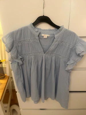 Gina Tricot Topp - Jätte fin blus från Gina Tricot Young i storlek 170. Aldrig använd då den inte passar. Jättebra skick