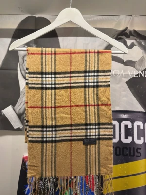 Vintage Burberry Halsduk Scarf - -Riktigt bra skick. Nypris på dessa ligger på runt 5000kr, vilket gör detta till ett sjukt bra pris! Halsduken är gjord i Lamull, och är perfekt inför hösten och den kommande vintern. Anledningen till att det står ”Burberry’s” och inte ”Burberry” på lappen är eftersom halsduken är från några år tillbaka, innan de bytte namn! Om du har någon fråga är det bara att skriva till mig. /elgnce 