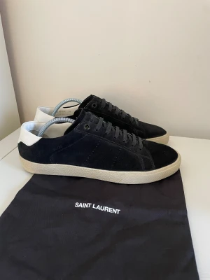 Saint Laurent skor  - Säljer nu dessa Saint Laurent skor, skriv för fler bilder/frågor🙌🏼