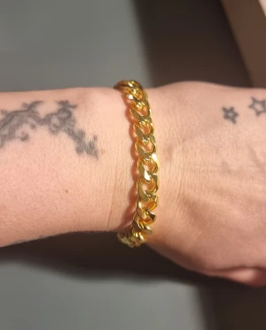 Guldpläterat armband  - Guldpläterat armband. 