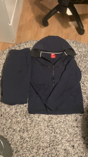 Nike tech  - Nike tech set, gamla modellen, mer bilder i dm, pris ej hugget i sten vid snabb affär 