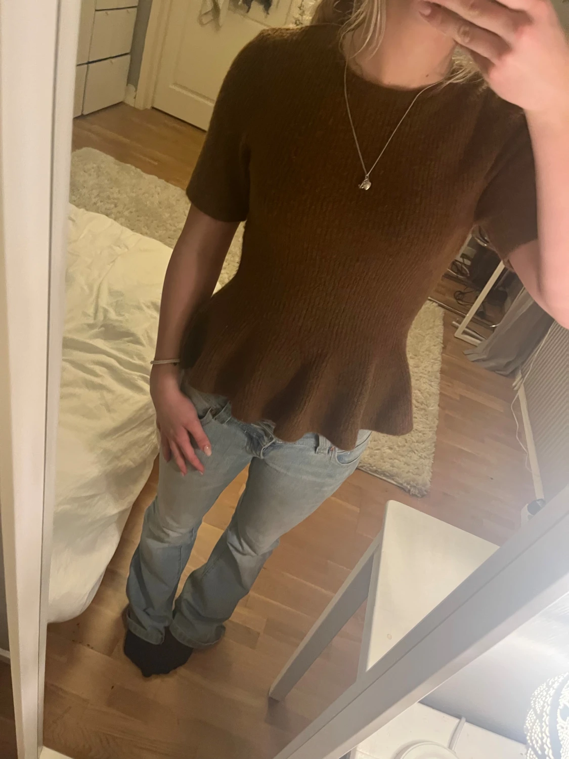 Brun stickad topp med volang från H&M