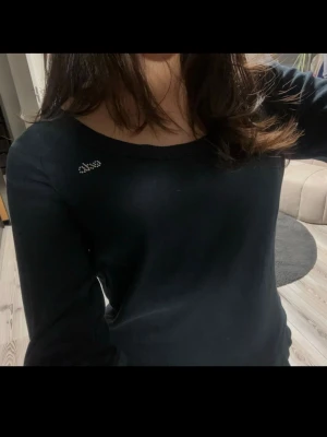 Mörkblå tröja! - Säljer en jätte snygg navy blue tröja! Vet inte storleken men skulle säga S.💗