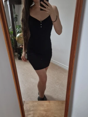 Hunkemöller slip on - Super soft slip on in 96% bamboo viscose, 6 % elastane. Cute pearl buttons in the front. Can be used both as a mini dress and as a nighty. Barely used, so in perfect condition. Length: 80 cm (strap to bottom). 