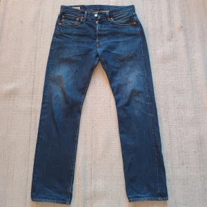 Levis 501 - Levis 501 i storleken W31 L32 med snygg tvätt.                       Längd: 104cm.                                                                           Midjemått: 42cm.                                                                     Ställ gärna frågor!