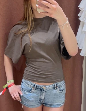 Brun tröja - Säljer denna fina tröja från Gina, knappt använd och sitter jättefint i formen💕 skriv om du har frågor!