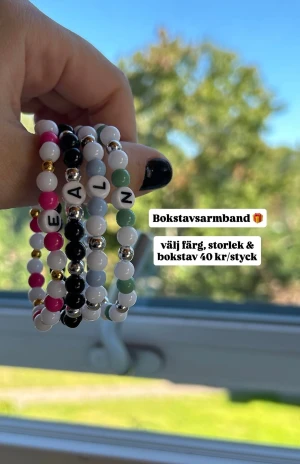 Bokstavs-armband 🤍 - 40 kr/styck. Perfekt julklapp! 🎁välj färger, bokstav & storlek själv! Pärlorna som finns kan man se på sista bilden! 🤍