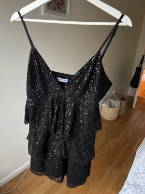 Glittrig festklänning jul nyår - Så fin glittrig festklänning med paljetter, perfekt till fest/jul/nyår. Från meet me there. Använd fåtal gånger, superbra skick!