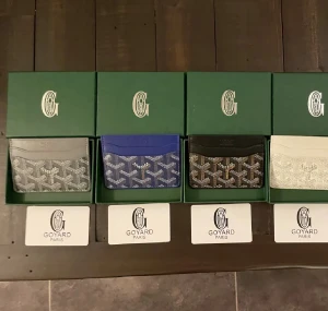 G@yard korthållare i flera färger - Exklusiva korthållare i grått, blått, svart och vitt med ikoniskt mönster. Slimmad design i skinn, perfekt för kort och sedlar. Levereras i originalask. Snygg accessoar för dig som gillar lyxiga detaljer. 349kr för en korthållare