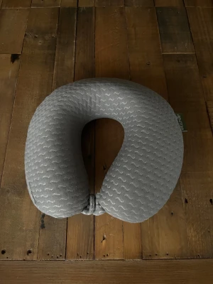 Nackkudde - Nackkudde från Jysk ”Stranda” från Wellpur. Kärnan av tryckavlastande AIR memoryskum hjälper till att förhindra onödiga spänningar efter en lång flyg- eller bilresa. 30x33x9 cm.