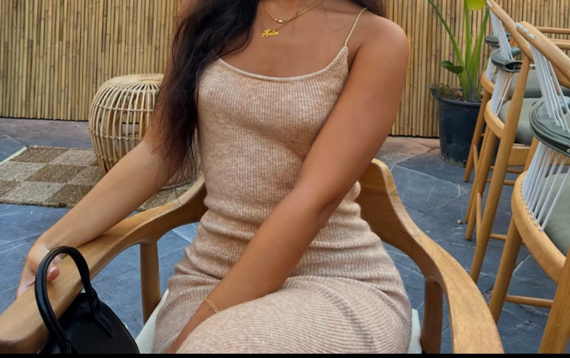 Beige stickad långklänning med slits - 1