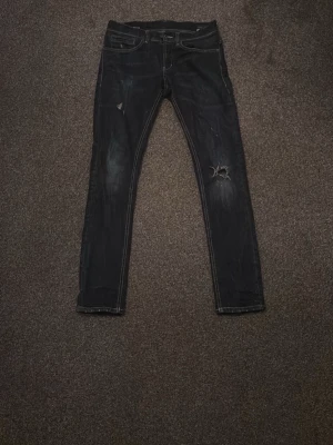 Dondup George  - Dondup jeans modell George storlek 29 mörblå. Bra skicka med slitningar. Skriv om du har frågor🙌