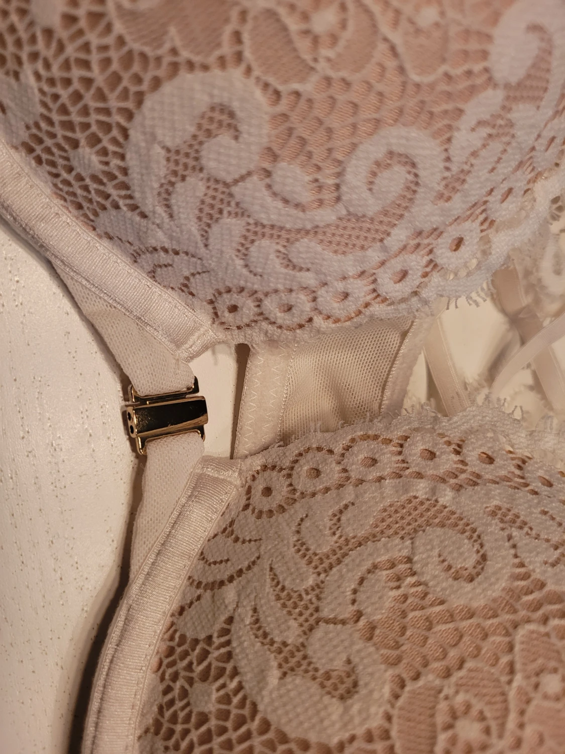 Vit spetsväst med snörning. Öppnas/spänne framtill. - 2