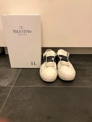 Valentino Garavani Rockstud sneakers - Jag säljer dessa skor eftersom de inte passar mig längre. Skorna är ändå i bra skick bara att de är lite smutsiga. Pris kan gå ner vid snabb affär. 