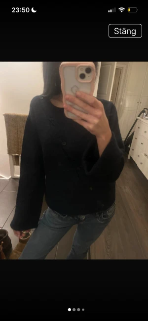 Gina stickad kofta - Marinblå stickad kofta från Gina Tricot med cool asymmetrisk knappning framtill. Modellen har långa, lite vidare ärmar och rund hals. Helt ny använd en gång🩷