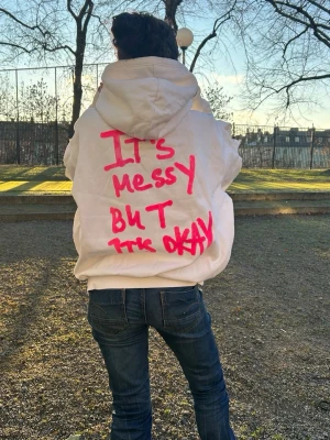 Hoodie med rosa screentryck ”its messy but its okay” - En så cool hoodie köpt från Sellpy med ett nytt tryck ”Its messy but its okay”. 