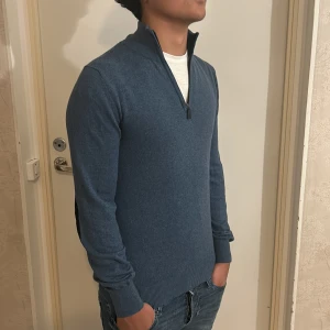 Celio Halv zip - Skön halv zip, Skick 9/10, storlek S. Modellen är 170 och väger 60 kilo. Säljer för endast 299