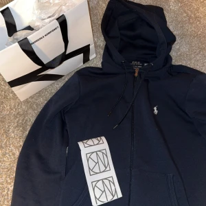 Ralph Lauren hoodie  - Riktigt fin Ralph lauren zip hoodie till salu, storlek XS sitter riktigt snyggt!🌟 köpt på nk för några månader sedan för 2295kr, kvitto samt påse medföljer!🌟 PERFEKT JULKLAPP🎄 