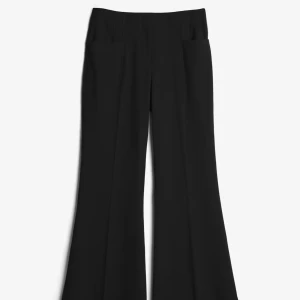 Svarta flare kostymbyxor - Snygga svarta kostymbyxor med hög midja och utsvänga ben. Perfekta för dig som gillar en stilren och trendig look. Byxorna har en klassisk passform och är tillverkade i ett mjukt tyg som ger en skön känsla hela dagen. Flare kostymbyxor från BikBok modell ”Belle Flare”. För långa på mig som är 175