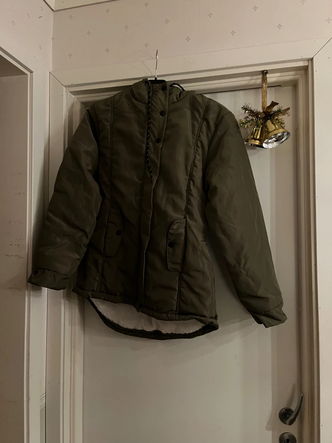 Olivgrön pufferjacka med fuskpälsfoder