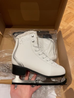 Helt oanvända skridskor  - Säljer dessa riktigt fina konståkningsskridskor i storlek 36. Säljer då jag köpte dem för några år sedan men aldrig använt och nu är de för små för mig. 