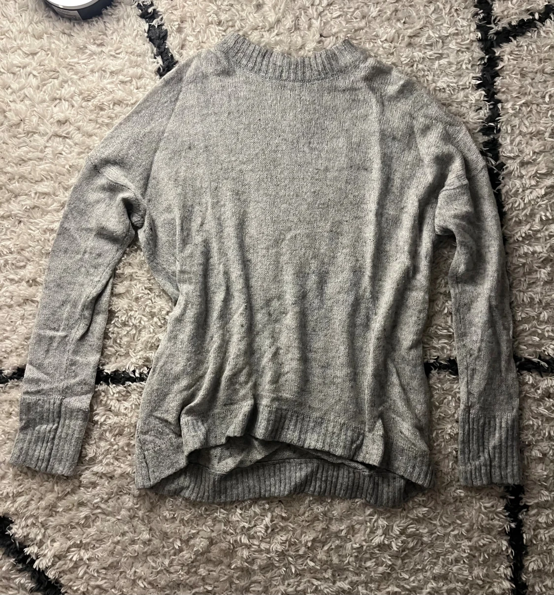 Grå stickad tröja från Weekday
