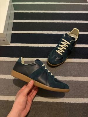 Maison Margiela  GATS - navy / mörkblå - Tjena! Säljer nu dessa maison margierlas gats. Extremt fint skick, använda 1 gång. Säljs då det är för små. Storlek 44. Pris går att diskuteras Medföljer allt og, vid frågor kontakta gärna!