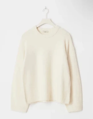 Vit stickad tröja från Gina Tricot  - Mysig och enkel vit stickad tröja från Gina Tricot med rund hals och långa ärmar. Endast använd två gånger. Pris kan diskuteras!!