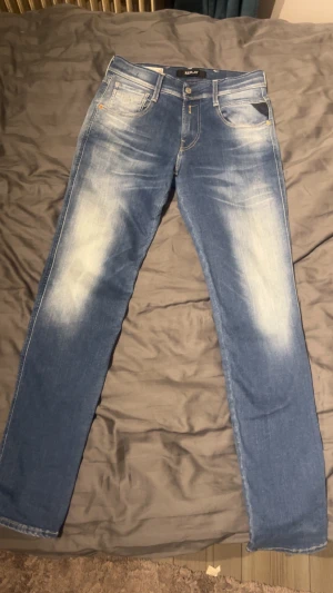 Replay anbass  - Helt nya jeans från Replay med skön tvätt. Sitter slim fit och bär modellen Anbass (trendigaste) - kan gå det vid snabb affär - funderingar? Bara att skriva!