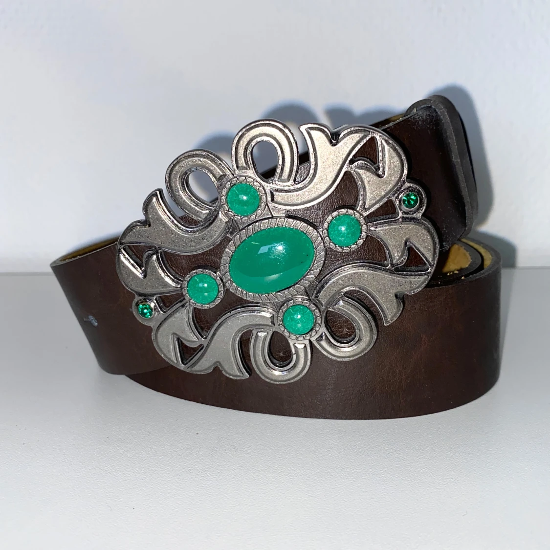 Brunt skärp med stort silverfärgat spänne med gröna stenar - 1