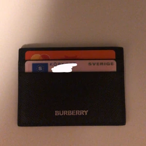 Burberry Korthållare /plånbok kvitto finns! - äkta Burberry Korthållare , fungerar som plånbok. 10/10 skick inga skador kvitto/certifikat finns !! köpt för 3300kr 