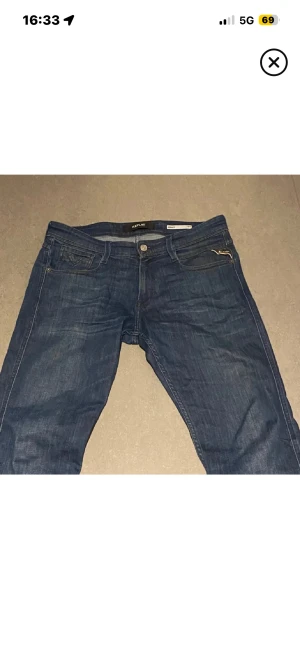 Replay Anbass - Säljer dessa replay anbass i färg Mörk blå. Storlek W30 L32. Skicket är hyffsat bra. Inga andra defekter än de på bilderna. Hör av dig vid flera frågor eller bilder