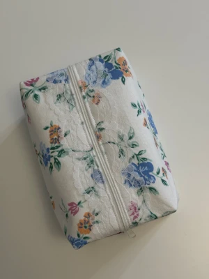 Handgjord necessär av second hand tyger - En handgjord necessär utav second hand tyger. Unik, hållbar och perfekt för att samla alla dina vardagsfavoriter i väskan. Fodrad och stängs med dragkedja. Endast ett unikt exemplar.                  Instagram: secondstitch.bymatilda 💕