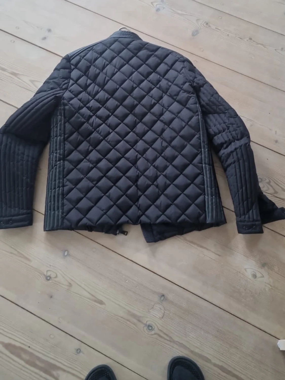 Svart quiltad dunjacka från Moncler - 1