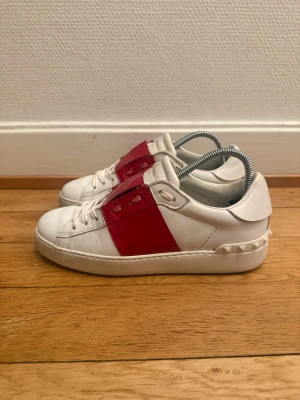 Valentino open sneakers  - Säljer nu dessa fina valentino skor | Fint skick | Storlek 36 | Givetvis äkta | Hör av er vid frågor eller funderingar 