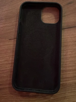 iPhone 13 silikonskal  - Knappt använd skal som är fungerande till trådlös laddning 