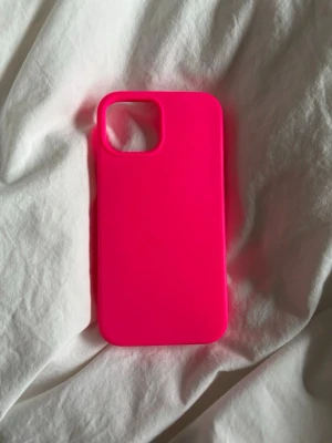 Rosa mobilskal - Rosa mobilskal till iPhone 12 mini, men skulle tro att de funkar till de andra ”mini” modellerna också! Lite defekter på baksidan, men det syns inte när skalet är på. 