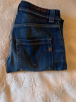 Blåa Dondup Mius jeans - Säljer ett par blåa Dondup Mius jeans i mycket bra skick. Slim fit passform och är lite mörkare i färgen med ljusare områden