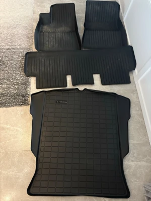 Vintermattor till Tesla Model 3 – komplett set - Säljer ett komplett set vintermattor i gummi till Tesla Model 3. Mattorna är modell­anpassade och skyddar effektivt mot smuts, snö, vatten och slask. Priset kan diskuteras. Varan måste även för effektivitetens skull plockas upp och inte fraktas.