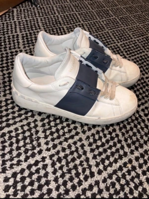 Valentino opens - Säljer valentino opens i mycket bra skick. Bara använda i två veckor. Köpt helt nya från plick. Storlek 39 men kan även passa 40. Man får med sig skorna, valentino kort och valentino påse, kolla sista bild.