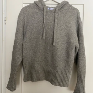 Stickad hoddie - Säljer denna då den inte kommer till användning, fint skick🩶