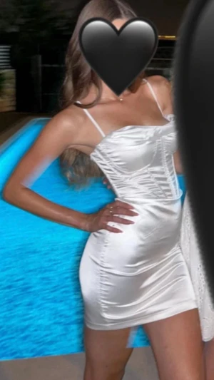 Vit satin kortklänning med smala axelband - Supersnygg vit kortklänning i satin med smala axelband och figurnära passform. Klänningen har en lätt glansig yta och markerad byst, vilket ger en elegant och trendig look. Perfekt för sommarkvällar eller när du vill sticka ut. XS men passar även S. Som ny använd en gång. Slutsåld och går inte att köpa ny längre.