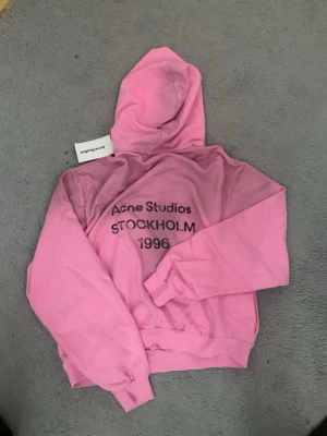 Acne hoodie  - Säljer min Acne Studios hoodie. Endast testad ett fåtal gånger, annars helt ny. Riktigt fin kvalitet, sitter snyggt och är en sån hoodie som man kan ha till exakt allt.