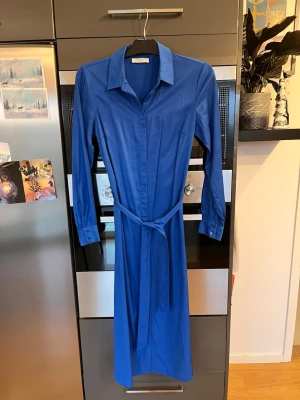 Blå skjortklänning från MSCH i storlek XS - Fin blå skjortklänning från MSCH i storlek XS i mycket bra skick. Den har ett bälte vid midjan som går att tas bort vid begär 💞
