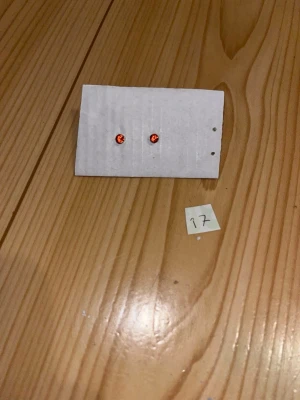 Korvakorut - Korvakorut oransseilla timanteilla. Puhdistettu ja desinfioitu käytön jälkeen. Eläintalous MMM, lisätietoja saa kysymällä Katsothan myös muut ilmoitukseni Tarjoa 