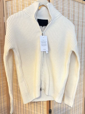 Leveté Room Cremevit Stickad Ullkofta Strl.XS - Helt ny med lappar enligt bilder.  Strl. XS (dock rymlig passform så passar troligtvis även S/M)  Nypris 1499kr  Se gärna mina övriga annonser för bundlerabatter och samfrakt!