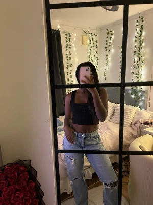 Perfekta ljusblå jeans från g perfect jeans - Säljer ett par ljusblå jeans från gina tricot perfect jeans i storlek 42. De har raka ben, slitningar vid knäna och klassisk femficksdesign. Jeansen har normal passform och är tillverkade i jeansmaterial. Perfekta för en chill och trendig look.