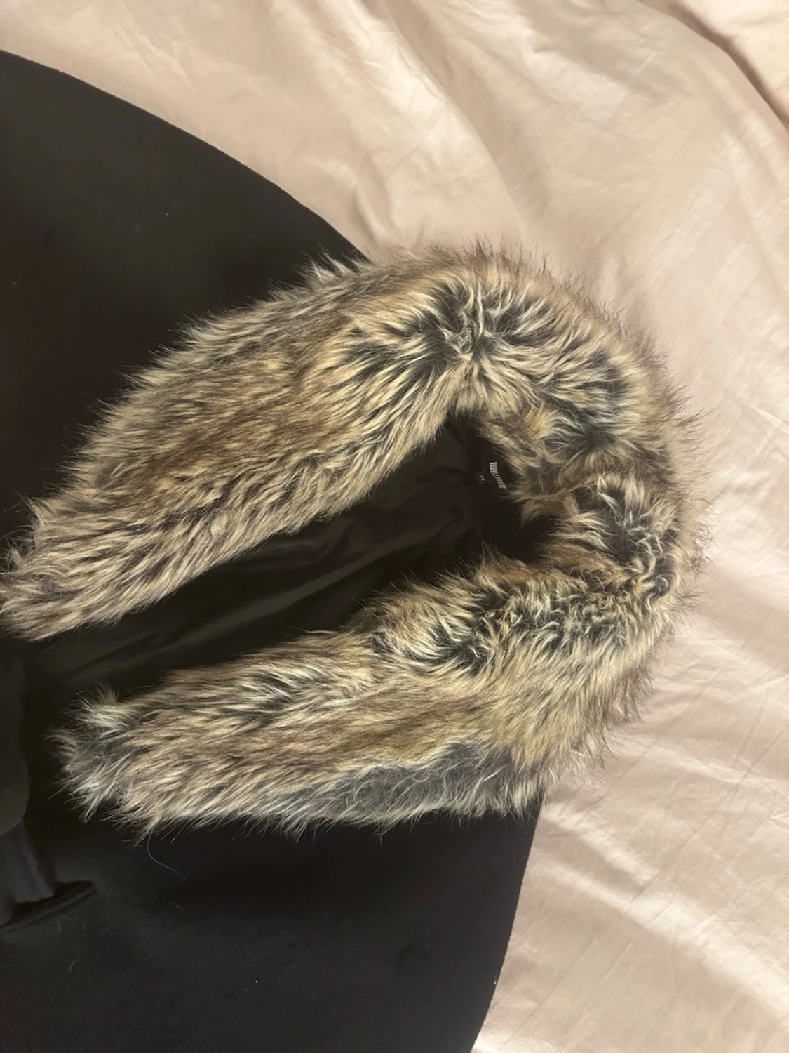 Svart kappa med fuskpäls och knyt - 1