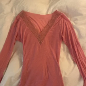 Rosa långärmad blus med spets - Säljer en ljusrosa långärmad blus från Intimissimi i mjuk bomull. Storlek S. 💕