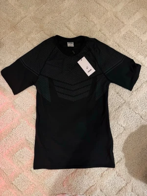 Gymshark Onyx Tröja – Svart - Gymshark Onyx Tröja – Svart 👕 Storlek: L 🖤 Färg: Svart (Onyx) ✨ Skick: 10/10 – helt ny, aldrig använd 🏷️ Detalj: Tag kvar 💎 Märke: Gymshark 
